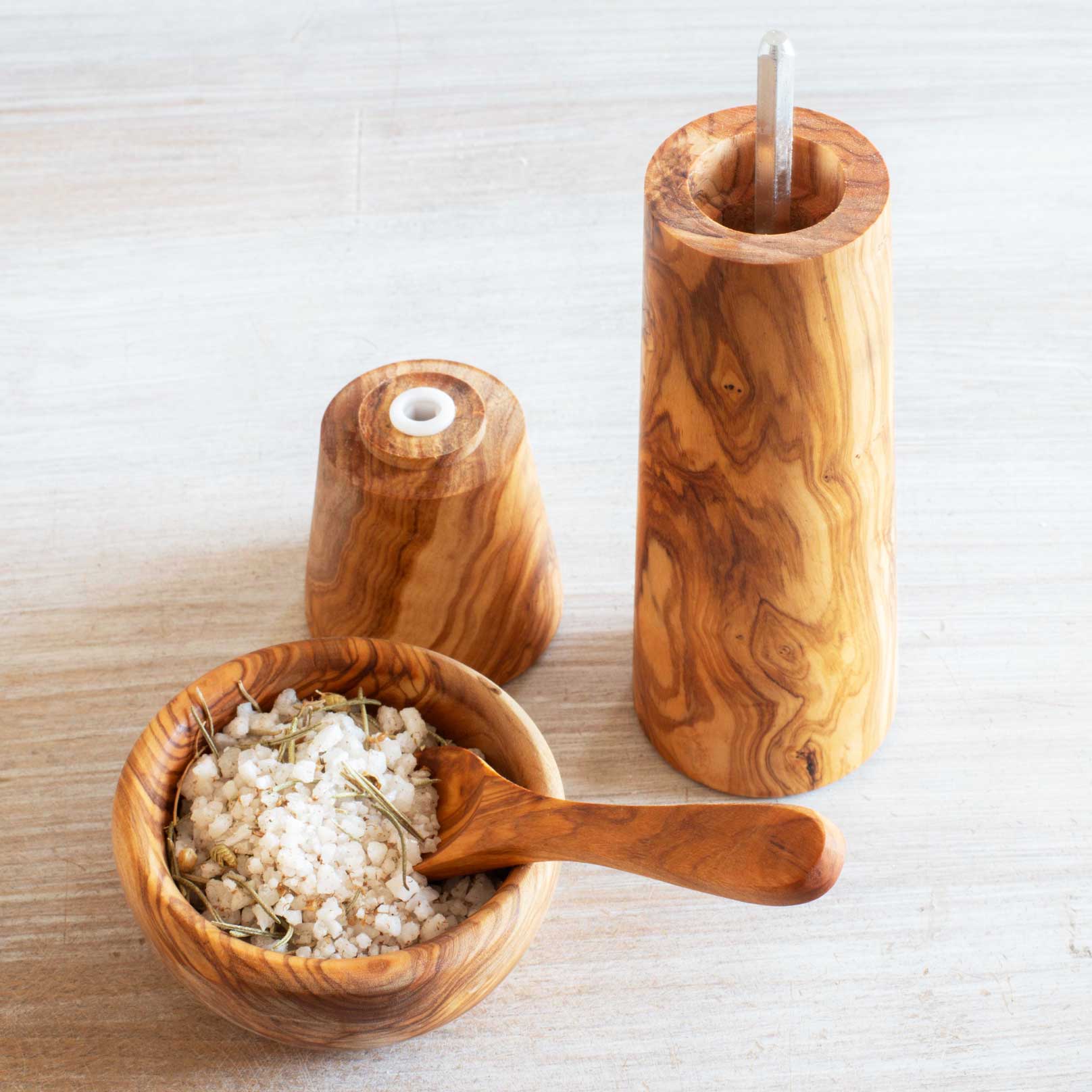 Pepper and salt outlet mill made of olive wood